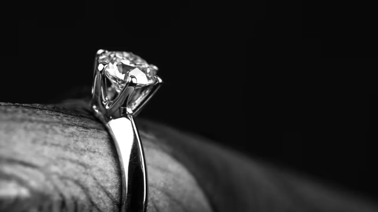 tidlösa guldhalsband som fångar blickar